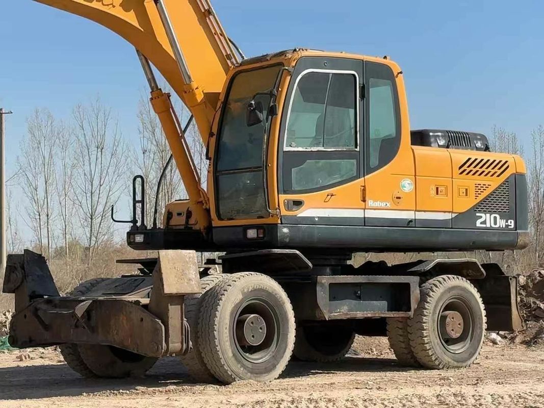 Gebruikte 2014 Hyundai 210-9 wielgraafmachine. Betrouwbare staat. Goedkope prijs.