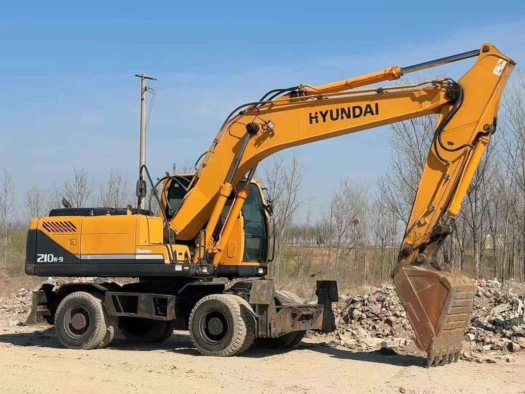 Gebruikte 2014 Hyundai 210-9 wielgraafmachine. Betrouwbare staat. Goedkope prijs.