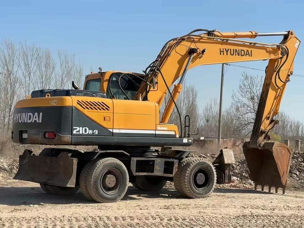 Gebruikte 2014 Hyundai 210-9 wielgraafmachine. Betrouwbare staat. Goedkope prijs.