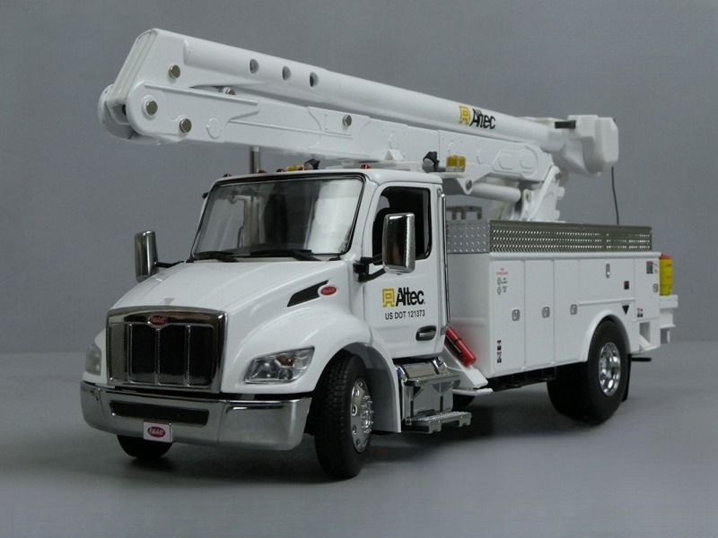 1/32 Peterbilt 536 met Altec AA55 luchtwerkplatform DM model 71105