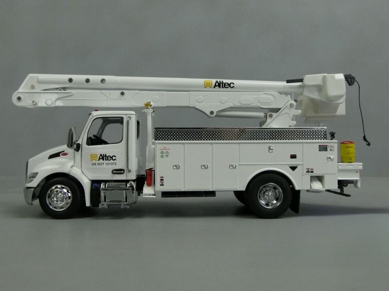 1/32 Peterbilt 536 met Altec AA55 luchtwerkplatform DM model 71105