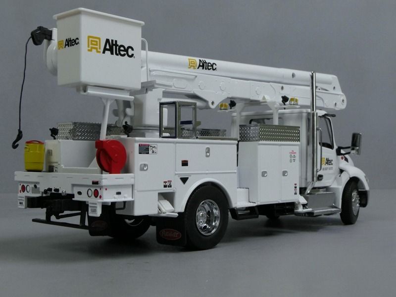 1/32 Peterbilt 536 met Altec AA55 luchtwerkplatform DM model 71105