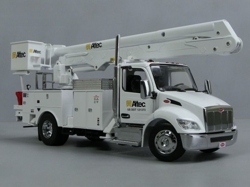 1/32 Peterbilt 536 met Altec AA55 luchtwerkplatform DM model 71105