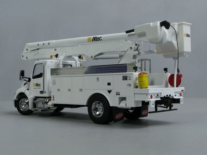 1/32 Peterbilt 536 met Altec AA55 luchtwerkplatform DM model 71105
