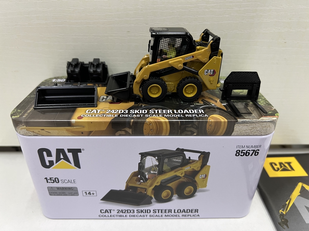 DM 1:50 CAT 242D3 Compacte Wiellader Diecast Legering Model 85676 Verzamelobject Speelgoed