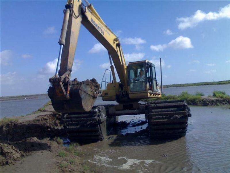 Op maat gemaakte amfibische graafmachine drijvende ponton spoor schoenenketen voor SY135 320D Hydraulische wandelmotor leverancier
