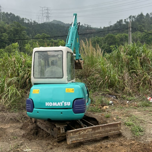 Compacte graafmachine Komatsu PC30-7 met cabine Gebruikte minigraafmachine van 3 ton - Fijngravende Komatsu-machines, mini-apparatuur met laag brandstofverbruik te koop