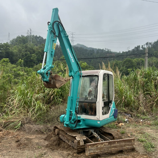 Compacte graafmachine Komatsu PC30-7 met cabine Gebruikte minigraafmachine van 3 ton - Fijngravende Komatsu-machines, mini-apparatuur met laag brandstofverbruik te koop